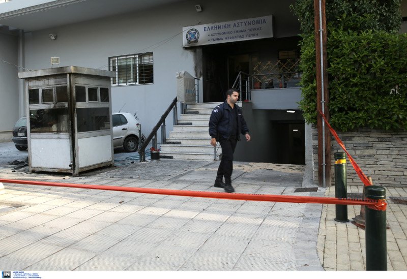 «Καταδρομική» επίθεση στο Α.Τ. Πεύκης -«Βροχή» μολότοφ, κάηκαν αυτοκίνητα | iefimerida.gr 5