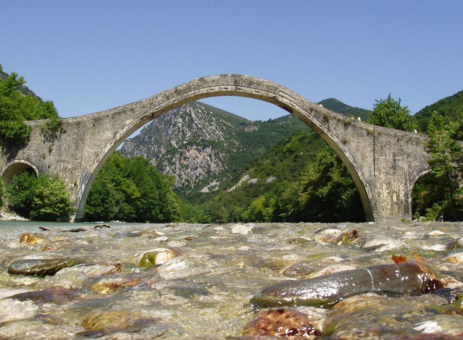 Ξεκινούν οι εργασίες αναστήλωσης στο γεφύρι της Πλάκας | iefimerida.gr 2