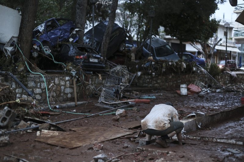 Στους έξι οι αγνοούμενοι από τη θεομηνία στη Μάνδρα, 16 οι νεκροί | iefimerida.gr 1