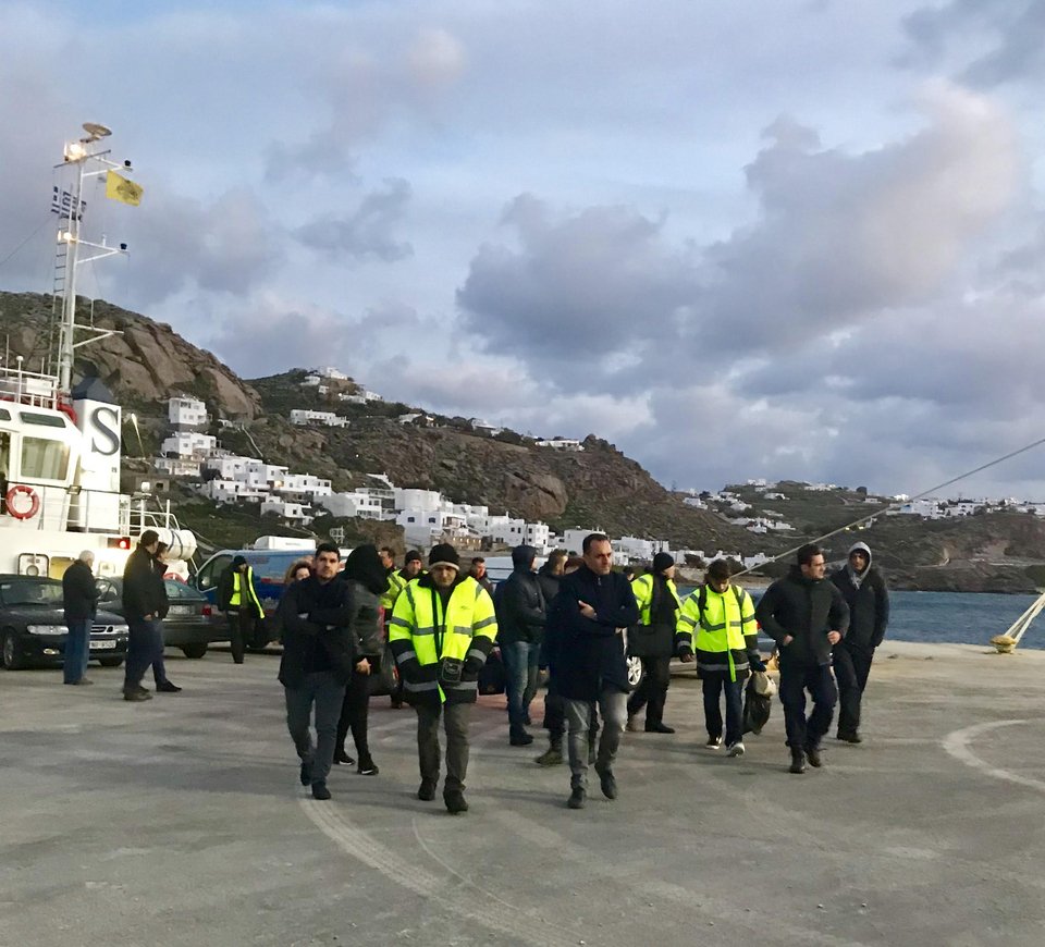 Διάσωση-θρίλερ για 12μελές πλήρωμα πλοίου που προσάραξε σε βραχονησίδα κοντά στη Μύκονο | iefimerida.gr 6