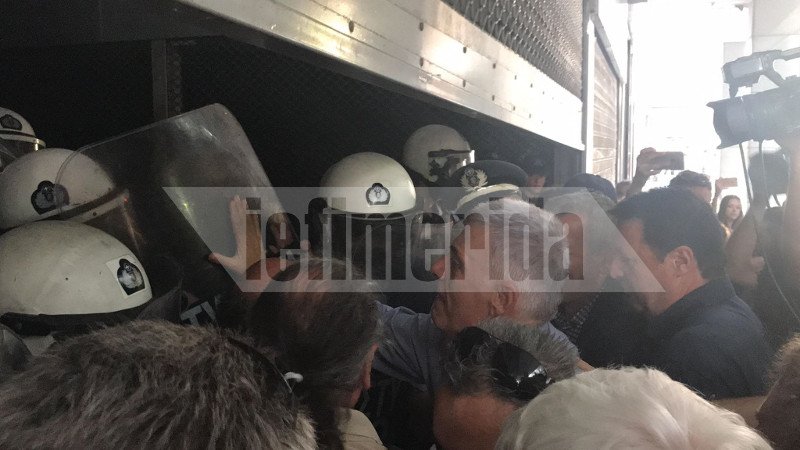 «Αφήστε τους εργαζόμενους και πιάστε τον Ρουβίκωνα» -Ενταση έξω από το ΥΠΟΙΚ, στη διαμαρτυρία της ΠΟΕΔΗΝ | iefimerida.gr 2