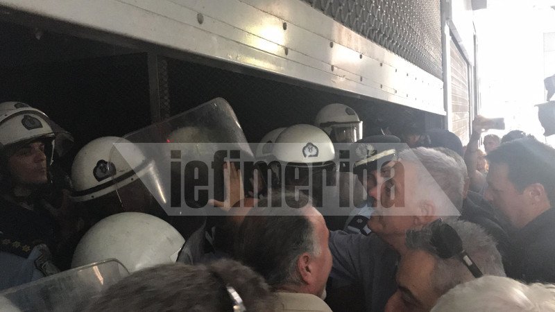 «Αφήστε τους εργαζόμενους και πιάστε τον Ρουβίκωνα» -Ενταση έξω από το ΥΠΟΙΚ, στη διαμαρτυρία της ΠΟΕΔΗΝ | iefimerida.gr 1