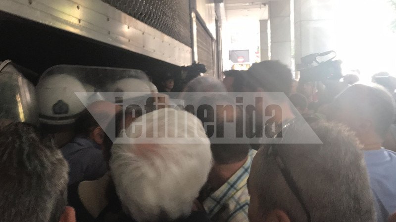 «Αφήστε τους εργαζόμενους και πιάστε τον Ρουβίκωνα» -Ενταση έξω από το ΥΠΟΙΚ, στη διαμαρτυρία της ΠΟΕΔΗΝ | iefimerida.gr 0