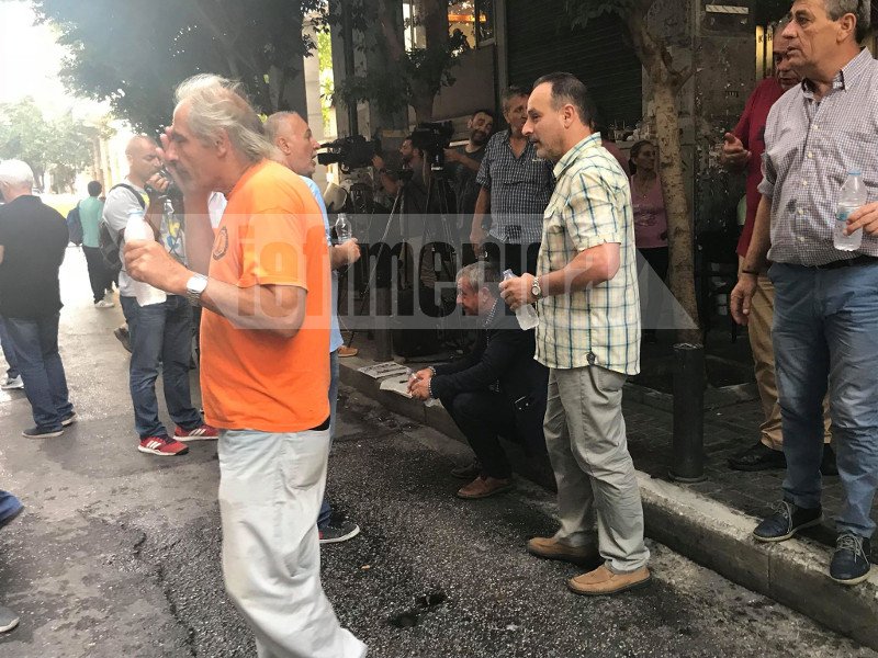 «Αφήστε τους εργαζόμενους και πιάστε τον Ρουβίκωνα» -Ενταση έξω από το ΥΠΟΙΚ, στη διαμαρτυρία της ΠΟΕΔΗΝ | iefimerida.gr 4
