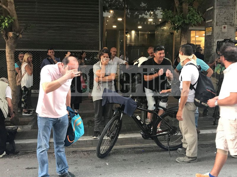 «Αφήστε τους εργαζόμενους και πιάστε τον Ρουβίκωνα» -Ενταση έξω από το ΥΠΟΙΚ, στη διαμαρτυρία της ΠΟΕΔΗΝ | iefimerida.gr 3