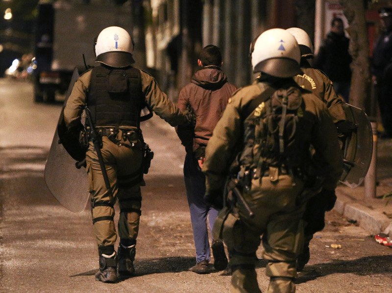 Χάος: Κουκουλοφόροι τα έσπασαν σε Αθήνα, Θεσσαλονίκη, Πάτρα, Βόλο | iefimerida.gr 12