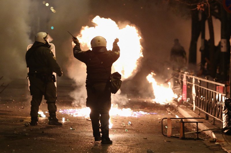 Χάος: Κουκουλοφόροι τα έσπασαν σε Αθήνα, Θεσσαλονίκη, Πάτρα, Βόλο | iefimerida.gr 10