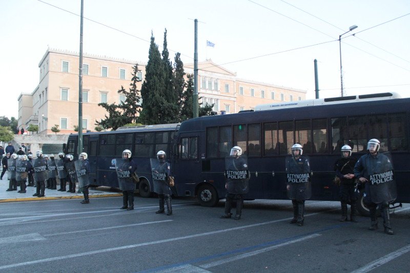 Χάος: Κουκουλοφόροι τα έσπασαν σε Αθήνα, Θεσσαλονίκη, Πάτρα, Βόλο | iefimerida.gr 30