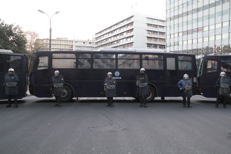 Μολότοφ & οδοφράγματα στη Στουρνάρη -Ολοκληρώθηκε ειρηνικά η πορεία | iefimerida.gr 27