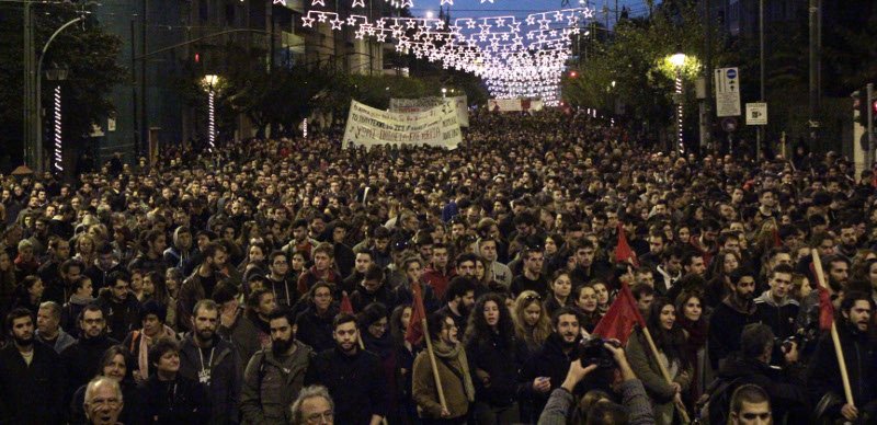 Χάος: Κουκουλοφόροι τα έσπασαν σε Αθήνα, Θεσσαλονίκη, Πάτρα, Βόλο | iefimerida.gr 26