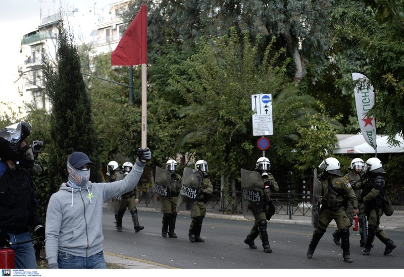 Επεισόδια, μολότοφ και ένταση στα Εξάρχεια -Τραυματίστηκαν δύο αστυνομικοί | iefimerida.gr 0