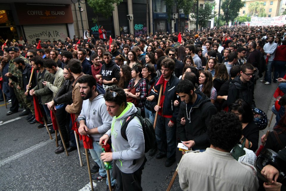 Επέτειος με τραυματίες, ξύλο και δακρυγόνα | iefimerida.gr 17