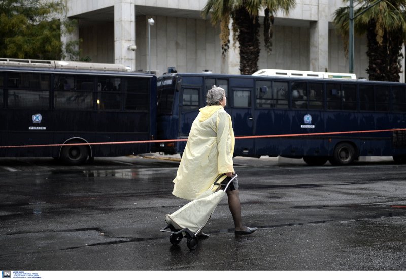 Επεισόδια, μολότοφ και ένταση στα Εξάρχεια -Τραυματίστηκαν δύο αστυνομικοί | iefimerida.gr 3