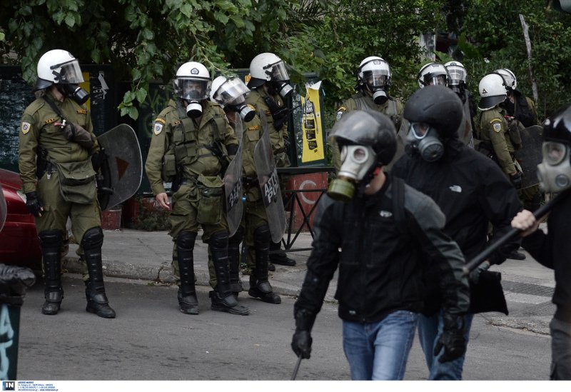 Επεισόδια, μολότοφ και ένταση στα Εξάρχεια -Τραυματίστηκαν δύο αστυνομικοί | iefimerida.gr 1