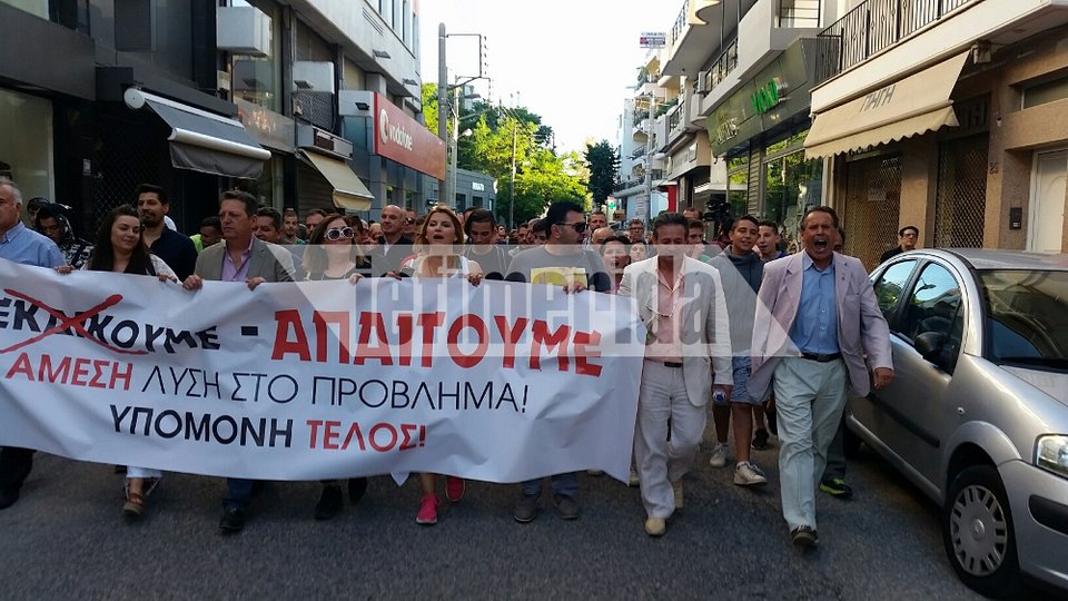 Η κατάσταση στο Μενίδι έχει ξεφύγει: Μολότοφ, δακρυγόνα & ένοπλες περιπολίες! | iefimerida.gr 12