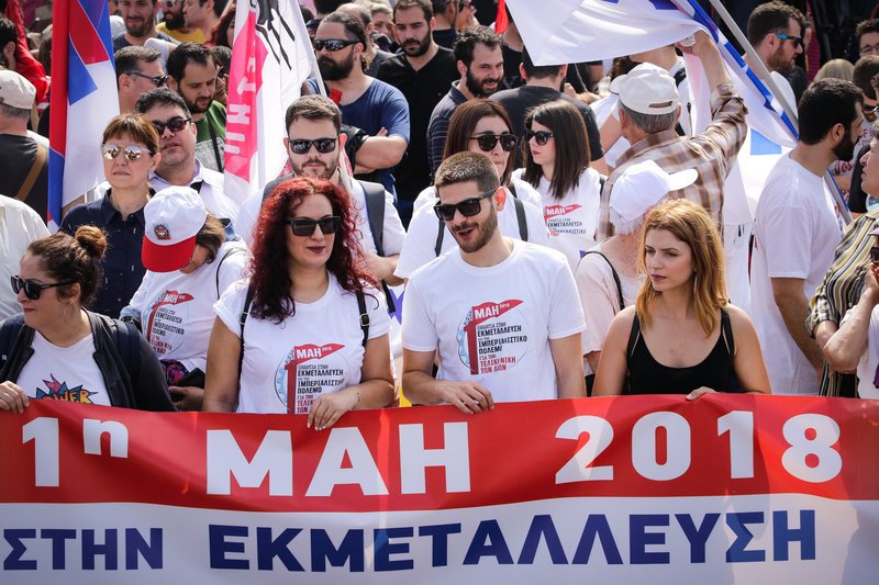 Γαρύφαλλα, «άρματα» και συνθήματα στις πορείες για την Πρωτομαγιά | iefimerida.gr 0