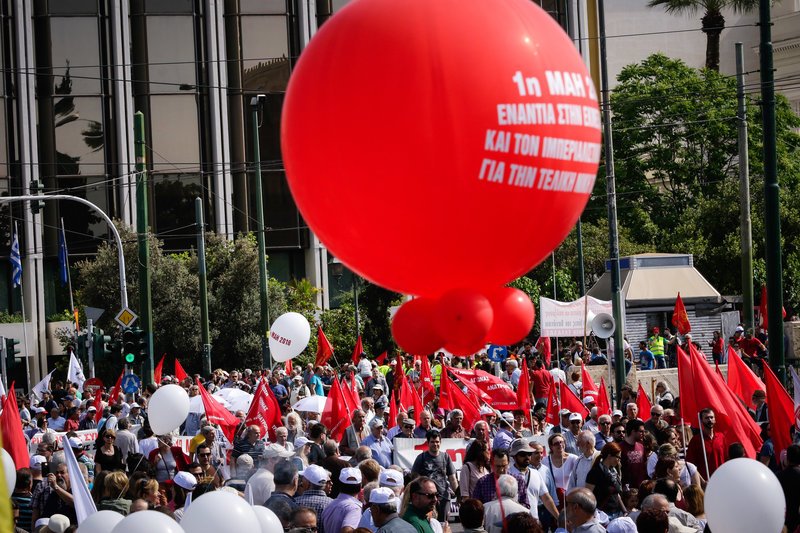 Γαρύφαλλα, «άρματα» και συνθήματα στις πορείες για την Πρωτομαγιά | iefimerida.gr 1
