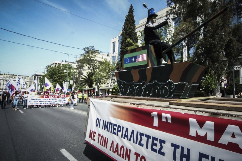 Γαρύφαλλα, «άρματα» και συνθήματα στις πορείες για την Πρωτομαγιά | iefimerida.gr 3