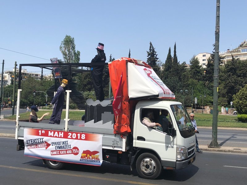 Γαρύφαλλα, «άρματα» και συνθήματα στις πορείες για την Πρωτομαγιά | iefimerida.gr 2