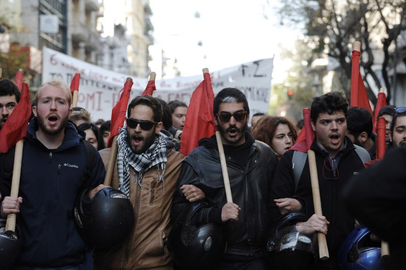 Χάος: Κουκουλοφόροι τα έσπασαν σε Αθήνα, Θεσσαλονίκη, Πάτρα, Βόλο | iefimerida.gr 33