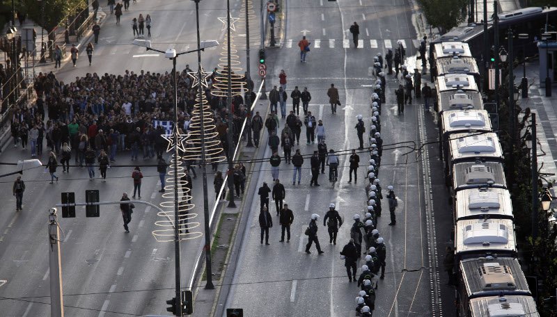 Χάος: Κουκουλοφόροι τα έσπασαν σε Αθήνα, Θεσσαλονίκη, Πάτρα, Βόλο | iefimerida.gr 31