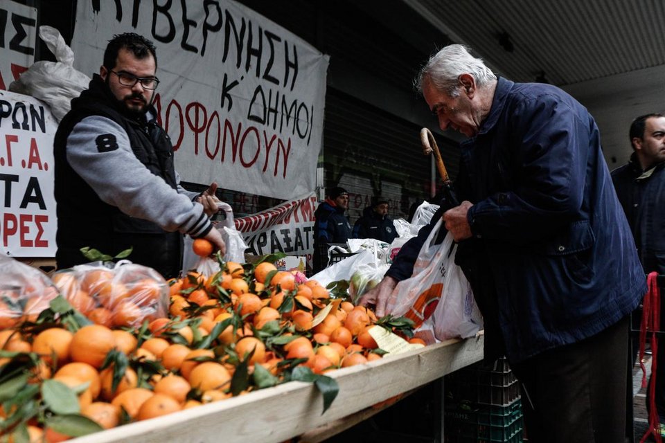 Εριξαν χημικά στους αγρότες -Μπλόκα και συγκεντρώσεις από τον Εβρο έως την Κρήτη | iefimerida.gr 8
