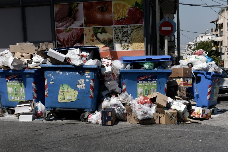 Πνιγμένη στα σκουπίδια η χώρα -Ο Τσίπρας δεν έπεισε τους συμβασιούχους | iefimerida.gr 2