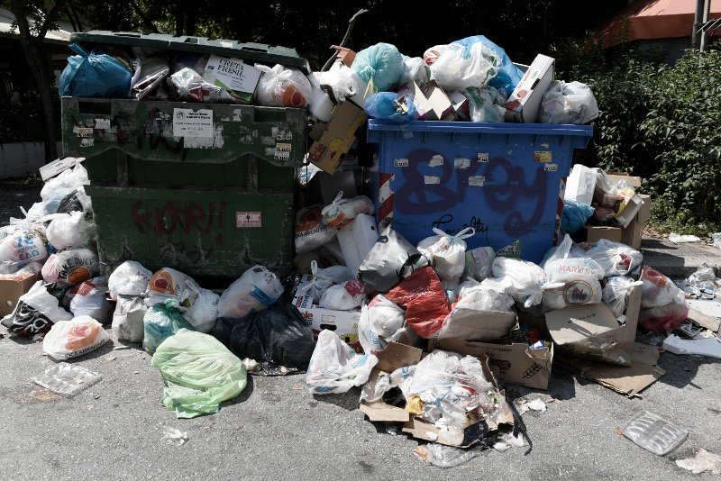 Πνιγμένη στα σκουπίδια η χώρα -Ο Τσίπρας δεν έπεισε τους συμβασιούχους | iefimerida.gr 3