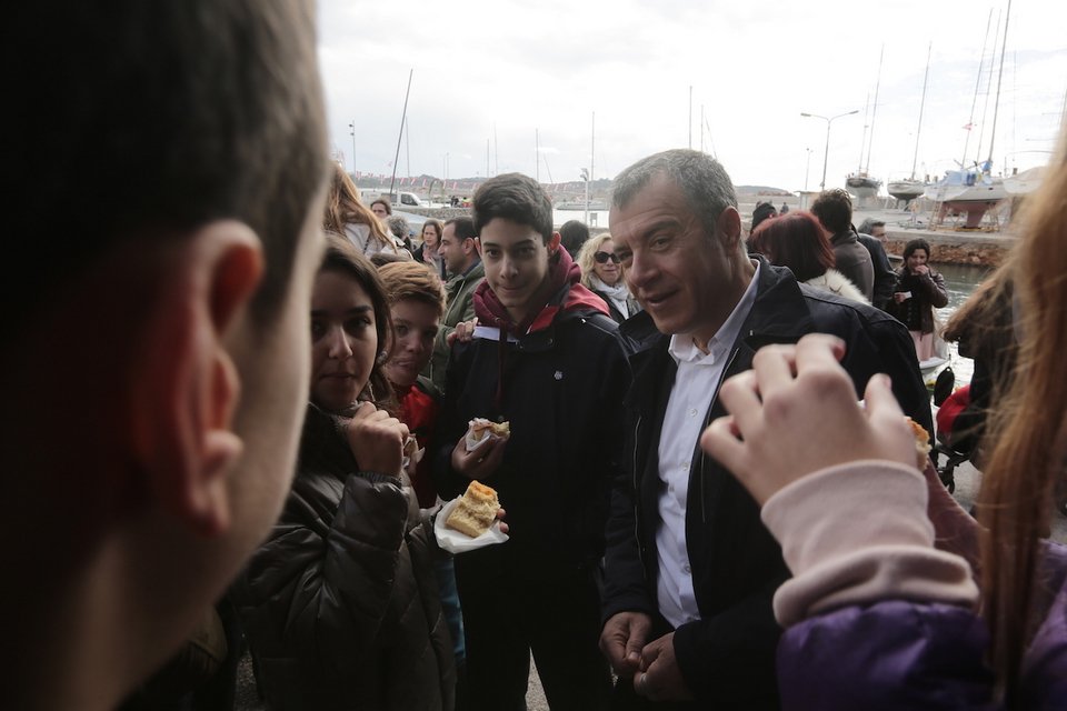Στη Βούλα για τα Φώτα ο Σταύρος Θεοδωράκης: «Καλά μυαλά σε όλους μας» | iefimerida.gr 1