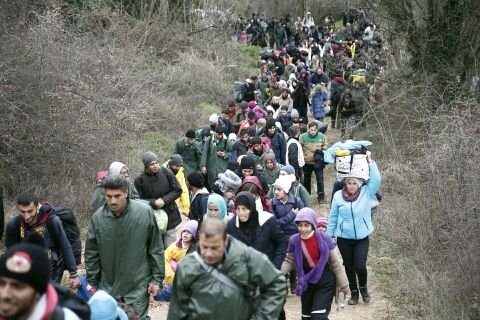 500 πρόσφυγες αναζητούν πέρασμα στα σύνορα -Τους παρακολουθεί η αστυνομία | iefimerida.gr 2