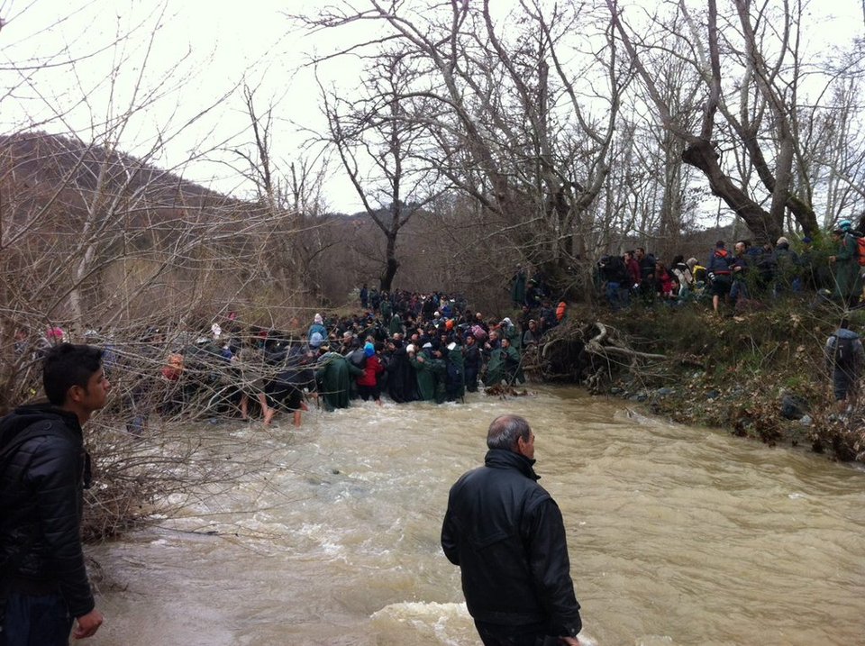 500 πρόσφυγες αναζητούν πέρασμα στα σύνορα -Τους παρακολουθεί η αστυνομία | iefimerida.gr 3