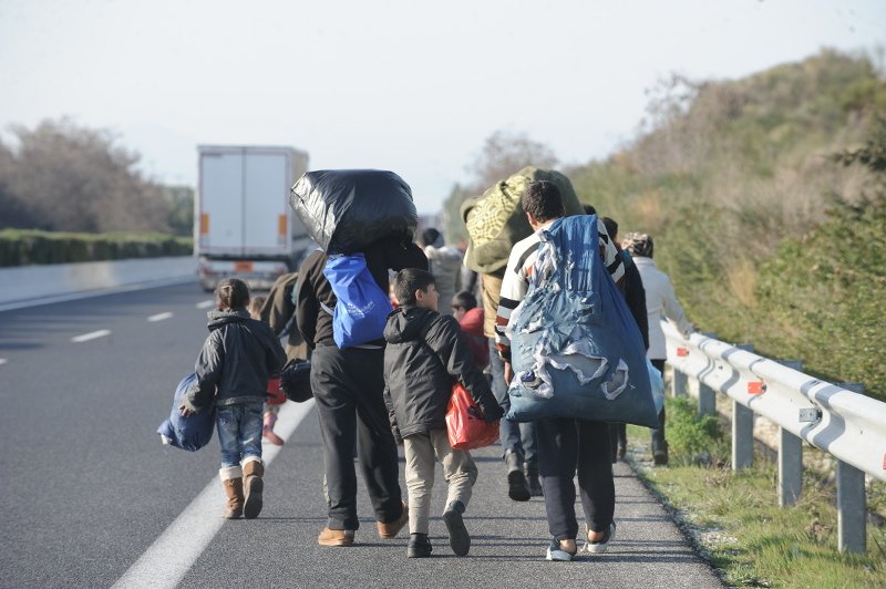 Χάος: Καραβάνια χιλιάδων προσφύγων έχουν εγκλωβιστεί σε νησιά και πόλεις | iefimerida.gr 8