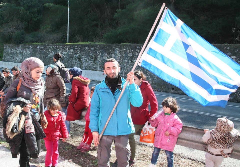 Χάος: Καραβάνια χιλιάδων προσφύγων έχουν εγκλωβιστεί σε νησιά και πόλεις | iefimerida.gr 6