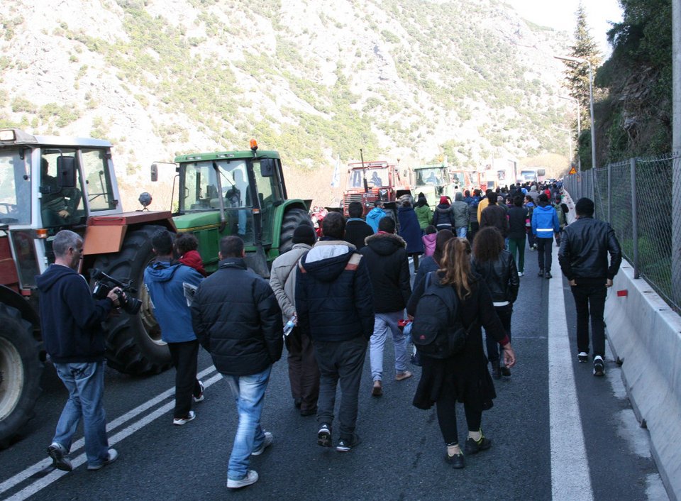 Χάος: Καραβάνια χιλιάδων προσφύγων έχουν εγκλωβιστεί σε νησιά και πόλεις | iefimerida.gr 5