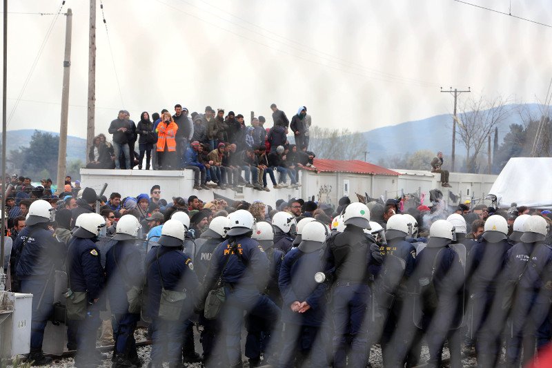 Ειδομένη: Οργισμένοι οι πρόσφυγες μετά τη νέα απάτη περί ανοίγματος των συνόρων | iefimerida.gr 4