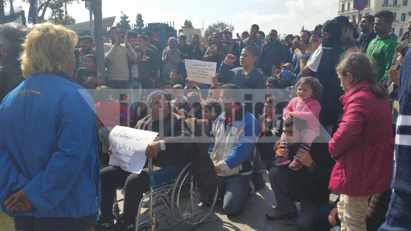 Οι πρόσφυγες εγκαταλείπουν το Ελληνικό -Εκλεισαν την παραλιακή και πάνε Ειδομένη | iefimerida.gr 17