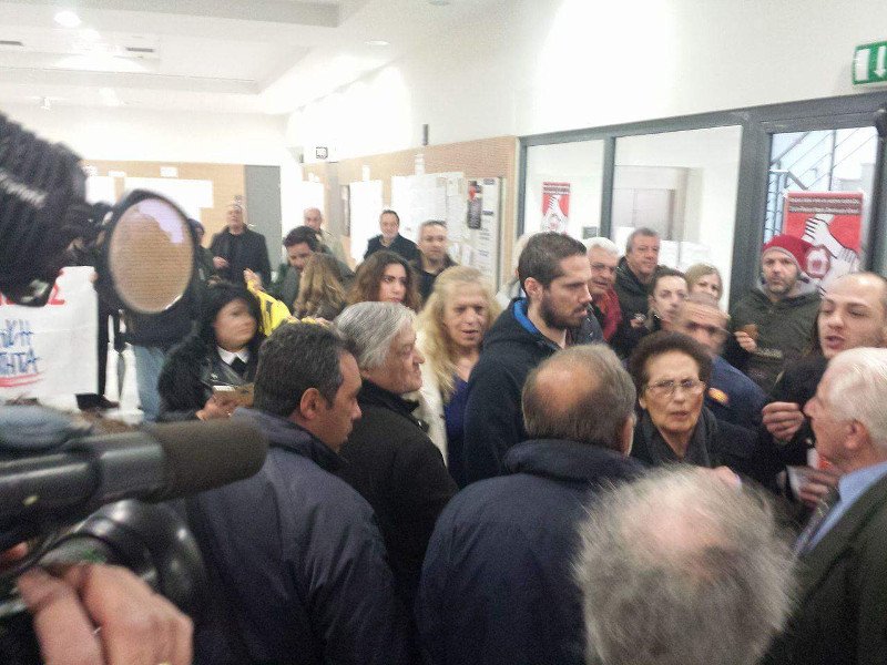 Ενταση ξανά στους πλειστηριασμούς σε Θεσσαλονίκη και Αθήνα -«Εξω κοράκια!» | iefimerida.gr 2