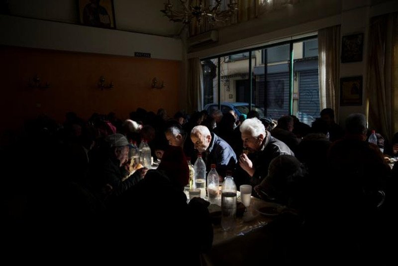 Reuters: Ολο και πιο βαθιά στη φτώχεια βυθίζονται οι Ελληνες | iefimerida.gr 0