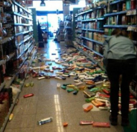 Βίντεο από τη στιγμή που χτυπάει ο εγκέλαδος στην Κρήτη- Ηλικιωμένος πήδηξε από μπαλκόνι για να σωθεί | iefimerida.gr 0