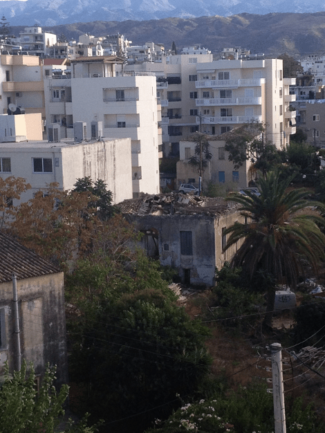 Βίντεο από τη στιγμή που χτυπάει ο εγκέλαδος στην Κρήτη- Ηλικιωμένος πήδηξε από μπαλκόνι για να σωθεί | iefimerida.gr 1