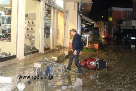 Σκηνικό Αποκάλυψης στη Ρόδο -Μια νεκρή, δύο αγνοούμενοι από την κακοκαιρία | iefimerida.gr 1