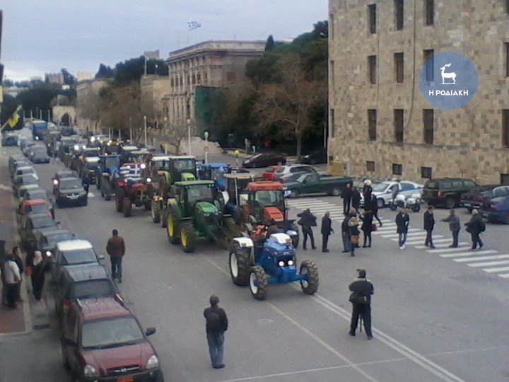 Εριξαν χημικά στους αγρότες -Μπλόκα και συγκεντρώσεις από τον Εβρο έως την Κρήτη | iefimerida.gr 14