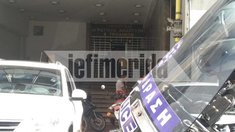 Δεύτερο χτύπημα Ρουβίκωνα σε ένα πρωί: Ντου στο υπουργείο Αγροτικής Ανάπτυξης | iefimerida.gr 2