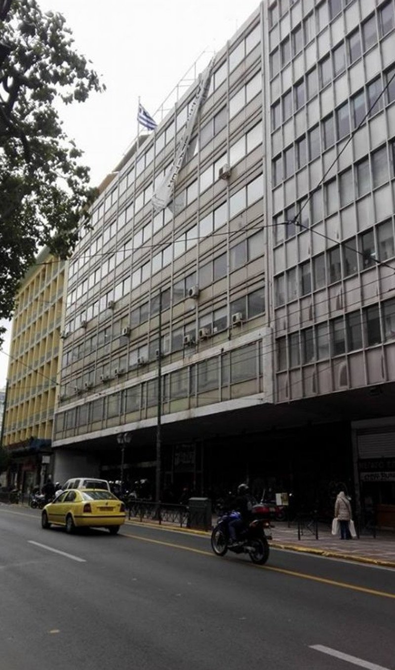 Εισβολή του Ρουβίκωνα στο υπουργείο Εργασίας -«Δεν θα ζήσουμε σαν δούλοι» | iefimerida.gr 1