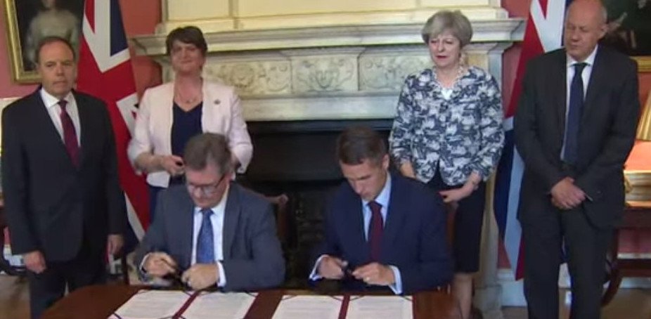 Bρετανία: Επικυρώθηκε η συμφωνία Μέι-DUP για σχηματισμό κυβέρνησης μειοψηφίας | iefimerida.gr 0