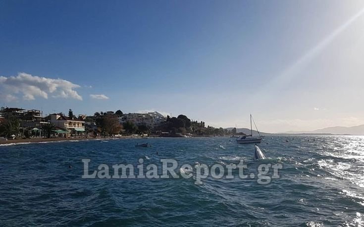 Σκάφος βούλιαξε από τον ισχυρό αέρα στην Φθιώτιδα | iefimerida.gr 1