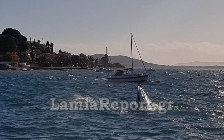 Σκάφος βούλιαξε από τον ισχυρό αέρα στην Φθιώτιδα | iefimerida.gr 0