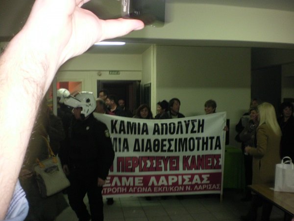 «Μπλόκο» σε Σκανδαλίδη στη Λάρισα: «Ψεύτες» και «Κλέφτες» φώναζαν συγκεντρωμένοι στα γραφεία του ΠΑΣΟΚ | iefimerida.gr 0