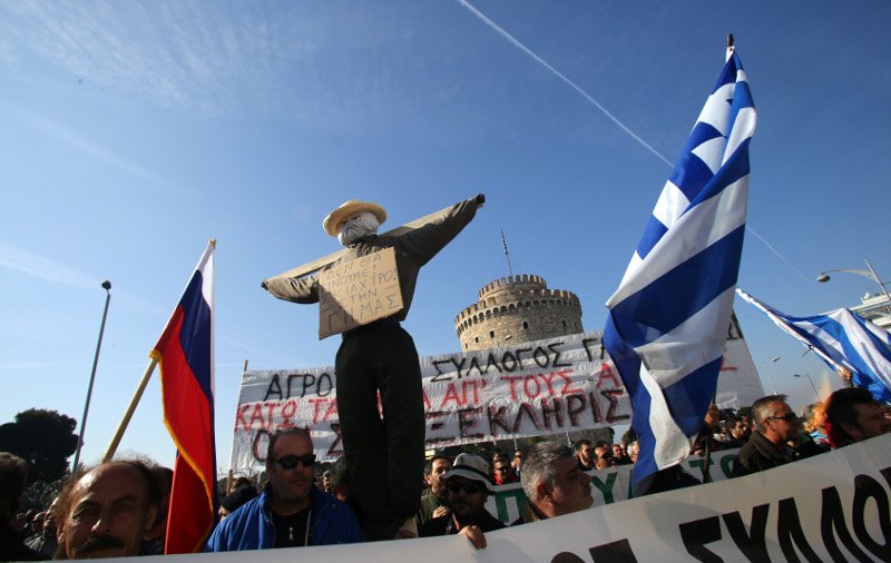 Δεν άφησαν τον υπουργό να πάει στην Agrotica -Xημικά εναντίον αγροτών στο Βελλίδειο | iefimerida.gr 0
