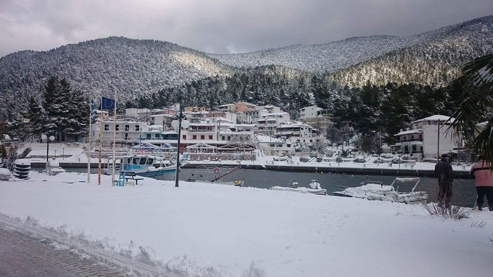 Στην κατάψυξη η χώρα για τρίτη ημέρα -Δύο νεκροί και προβλήματα στα νησιά -Δραματική κατάσταση σε Αλόννησο και Σκόπελο | iefimerida.gr 3